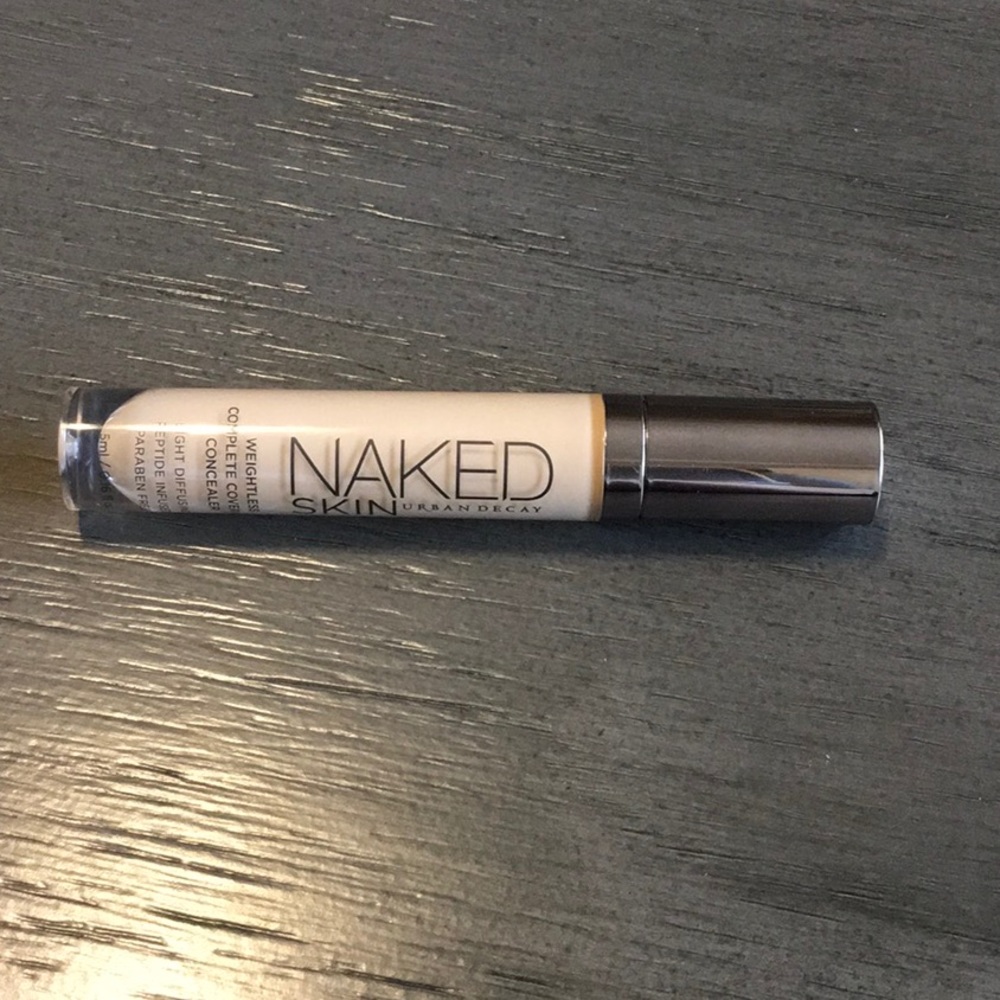 UD Weightless Complete Coverage Concealer
